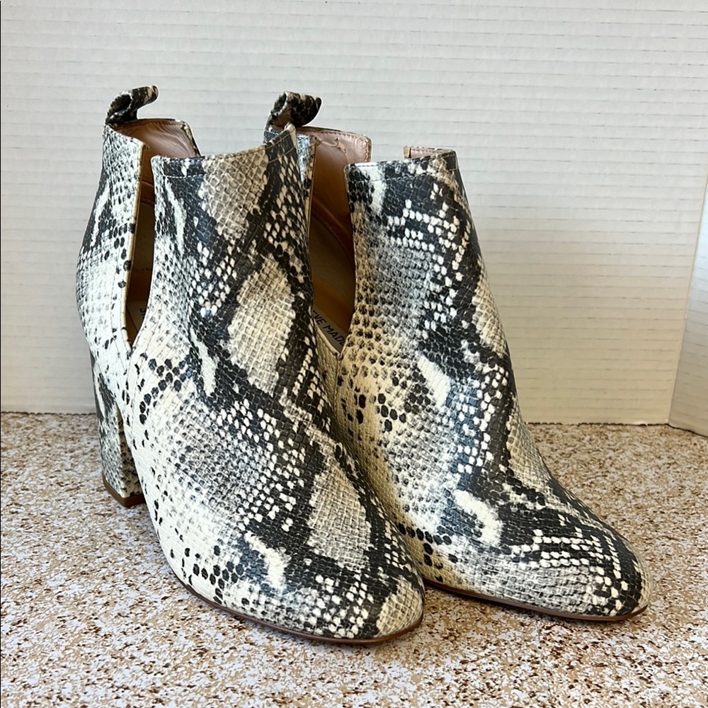 Chic Faux Snakeskin Ankle Boots